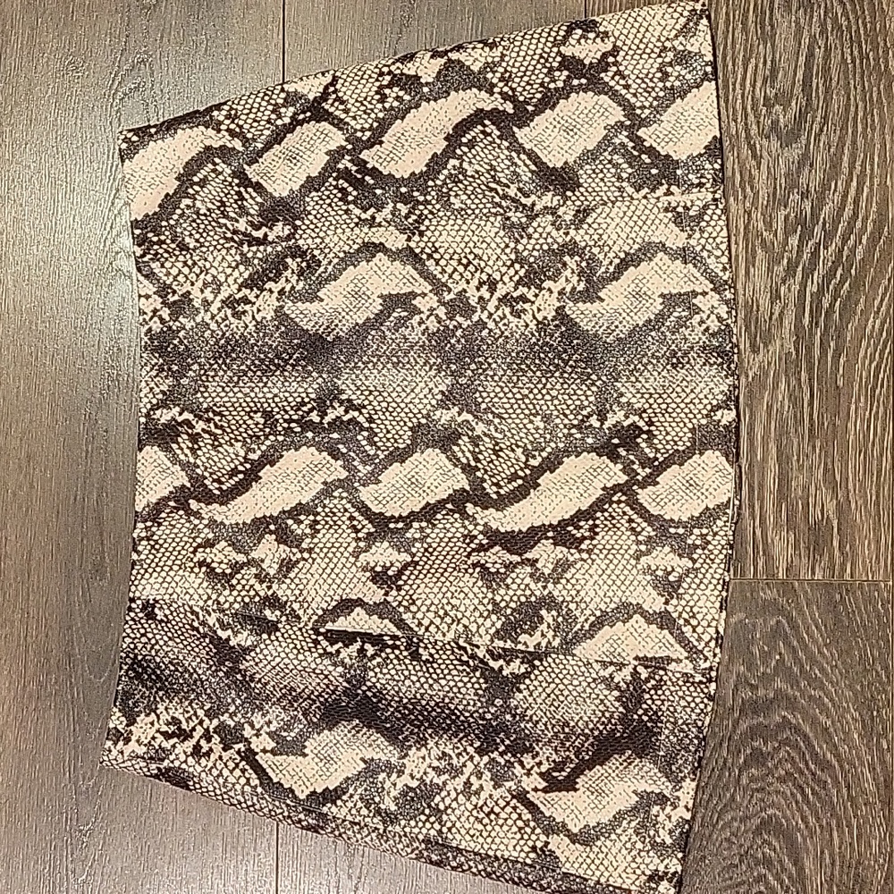 ❤️ NWOT! URBAN OUTFITTERS VEGAN SNAKESKIN LEATHER MINI SKIRT, LARGE - Picture 5 of 5
